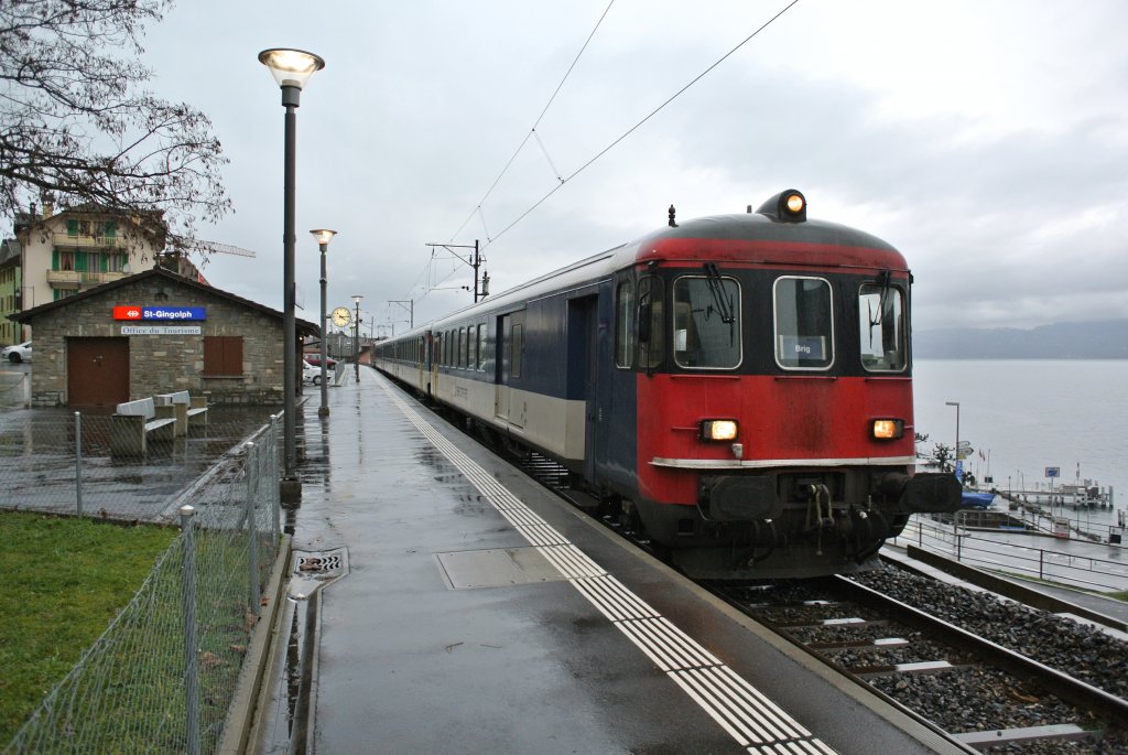 Domino-Mangel im Wallis: Der BDt EWI 50 85 82-34 904-1 an der Spitze des Ersatz Regio 4428/4433 bei Wenden in St-Gingolph (Suisse), 11.01.2013.

