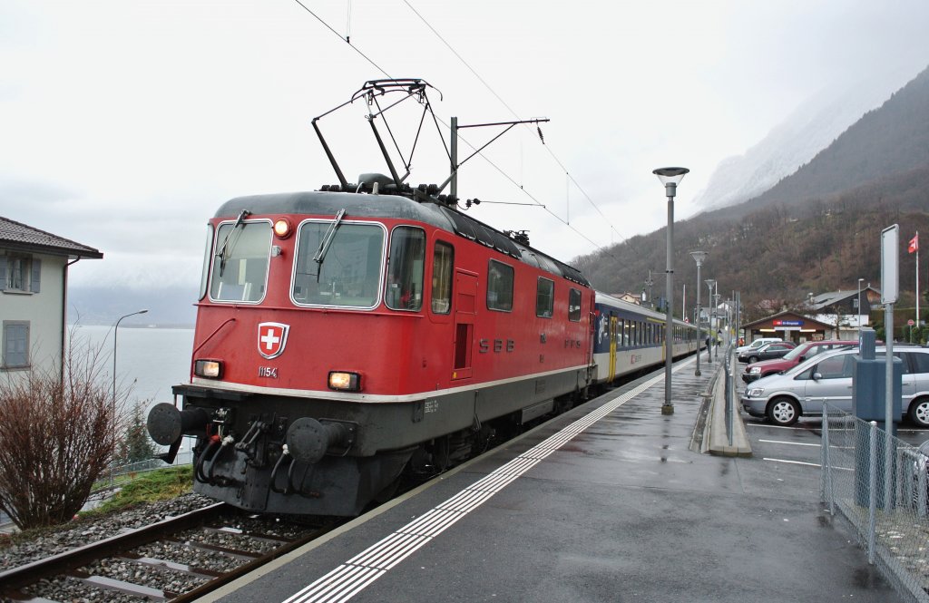 Domino-Mangel im Wallis: Die Re 4/4 II 11154 an der Spitze des Ersatz Regio 4428/4433 bei Wenden in St-Gingolph (Suisse), 11.01.2013.
 
