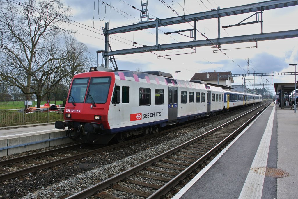 Domino-Mangel in der Westschweiz: Auch in der Region Genf muss zurzeit ein Domino ersetzt werden, und zwar auf der Linie R Lancy-Pont-Rouge - Coppet. Im Bild ist ein ehem. Seehas NPZ als Ersatz R 11049/11052 beim Wenden in Coppet. Der Zug besteht aus dem Bt NPZ ex. MThB 50 85 29-35 973-1, 2 B EWI NPZ, AB EWII NPZ und dem RBDe ex. MThB 561 173-6, 14.01.2013.