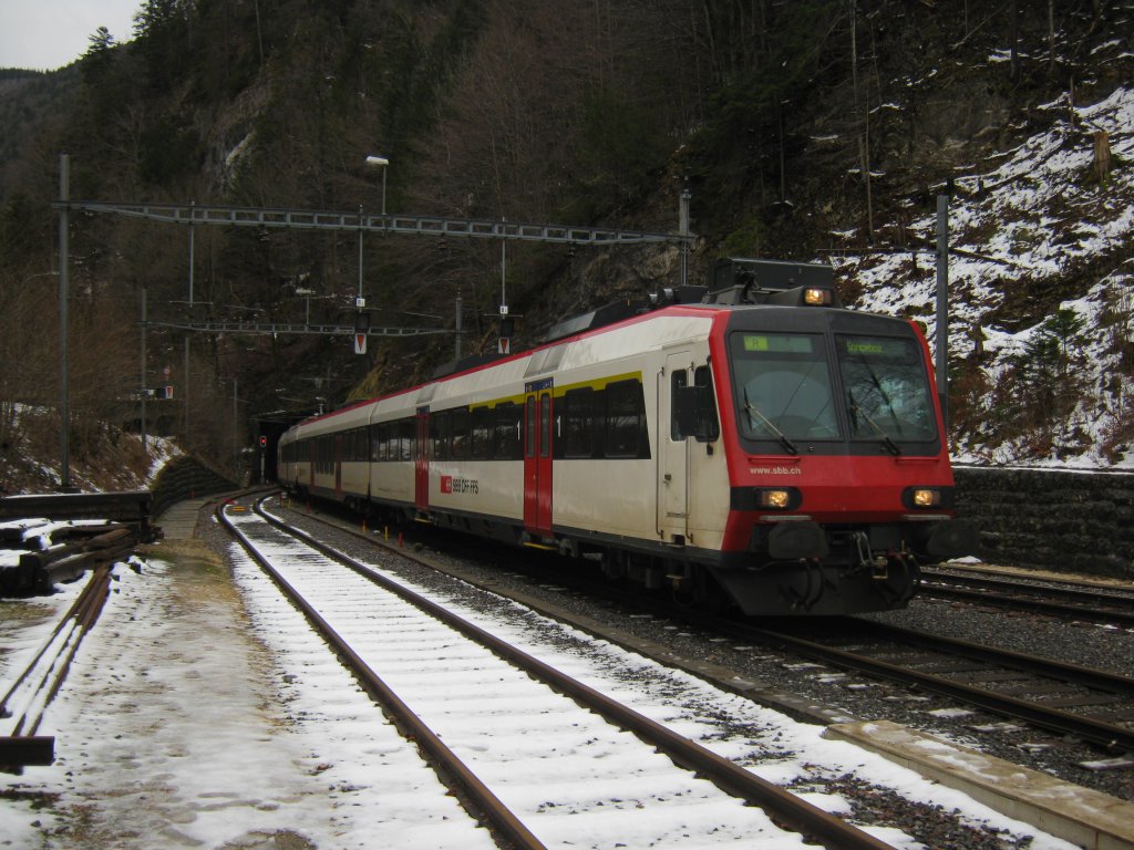 Domino mit Regio 5241 beim verlassen des Weissensteintunnels in Gnsbrunnen, 06.01.2011.