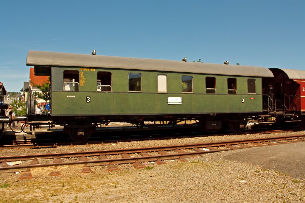 Donnerb�chse Cid-21, 81966 Bln (Berlin) der Osnabr�cker Dampflokfreunde (langfristig vermietet an EM Dieringhausen) am 02.06.2011 am Bf Wiehl.