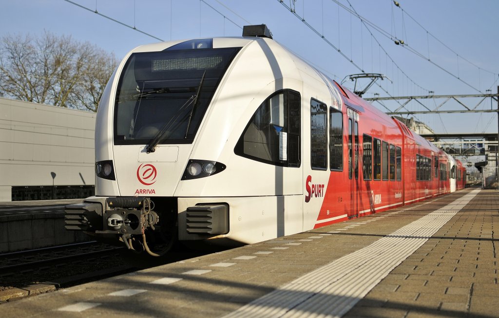 Doppel Arriva Spurt von die Merwe Linge Linie nach Geldermalsen, hier bei Einfahrt von Dordrecht am 17.02 2011.