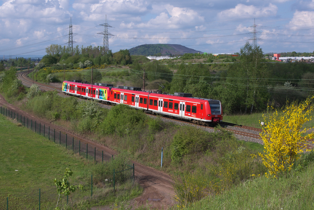 Doppel im Berufsverkehr...

An Werktagen (MO - FR) wird der Personenverkehr auf der KBS 685 zwischen St. Ingbert und Dillingen auf einen 30 bzw. 15 Minutentakt verdichtet. Eine RB Linie pendelt dann zwischen St. Ingbert und Dillingen, mit Halt an jeder Station. Meistens sind 426 solo oder im Doppelpack im Einsatz.

Der bunte 426 038 und 426 042 haben gerade den Bahnhof Ensdorf verlassen und steuern auf Bous zu.
07.05.2012