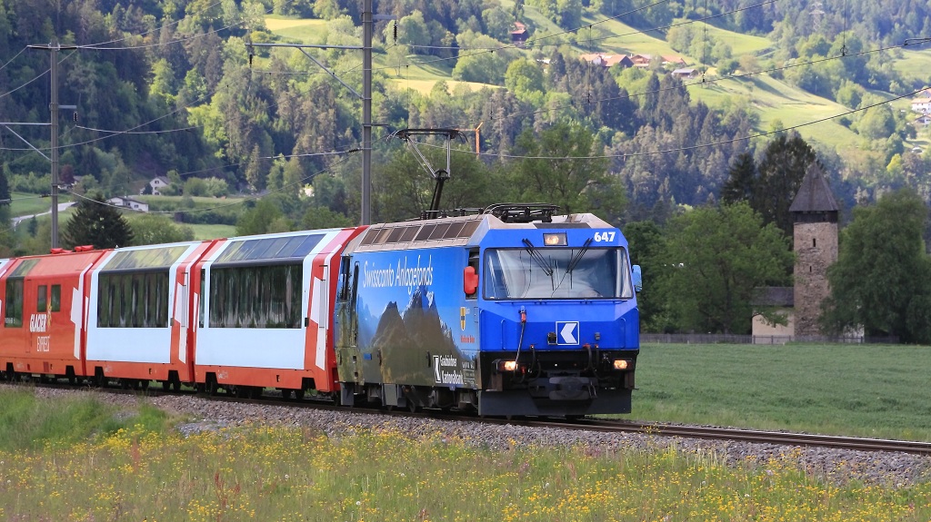Doppel-Glacier-Express GEX 906 + 908 Zermatt - Chur - St. Moritz mit Ge 4/4 III 647  Grsch  kurz nach Cazis. (18.05.2013)