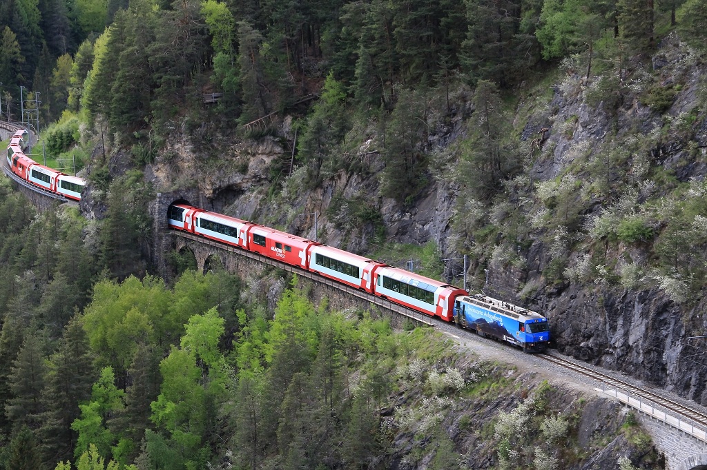 Doppel-Glacier-Express GEX 906 + 908 Zermatt - Chur - St. Moritz mit Ge 4/4 III 647  Grsch  durchfhrt den Zalainttunnel bei Filisur. (19.05.2013)