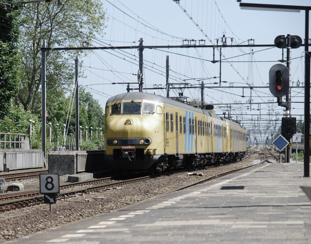 Doppel Plan V mit Regionalzug beim einfahrt in BF Gouda.