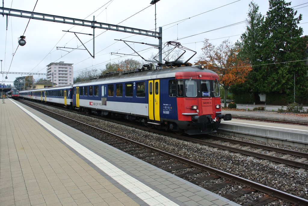 Doppel RBe 540 Pendel als Ersatz IR 2125 (Biel-Zrich) bei Ausfahrt in Grenchen Sd. Zuvorderst ist der RBe 540 061-9, 26.10.2012.

