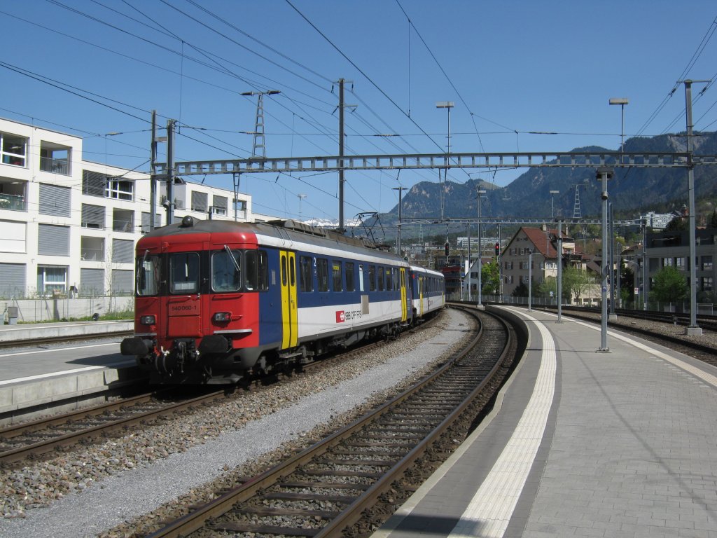 Doppel RBe Pendel (9-teilig, vorne im Bild RBe 540 060) mit Ersatzzug zum IC 574 bei Ausfahrt Chur, 10.04.2011.