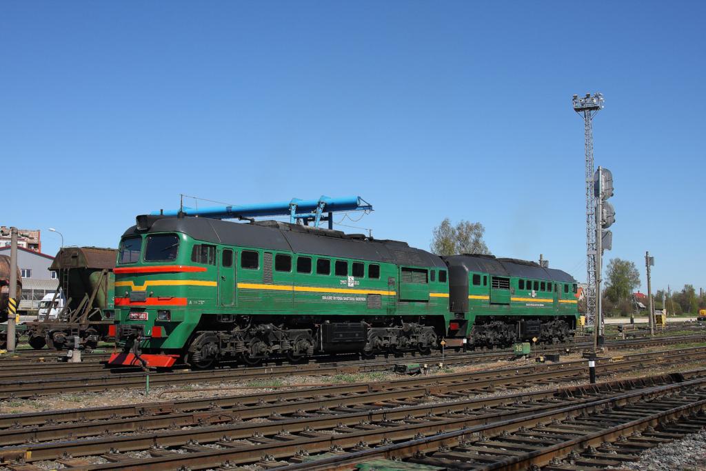 Doppel  Taiga  2M62-1003 fhrt hier am 1.5.2012
in den lettischen Bahnhof Rekzene ein.