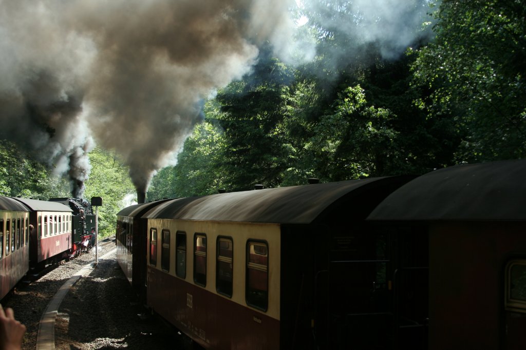 Doppelausfahrt von 99 5906 (rechts) und 99 7245 am 03.06.2011 aus dem Bf. Eisfelder Talmhle