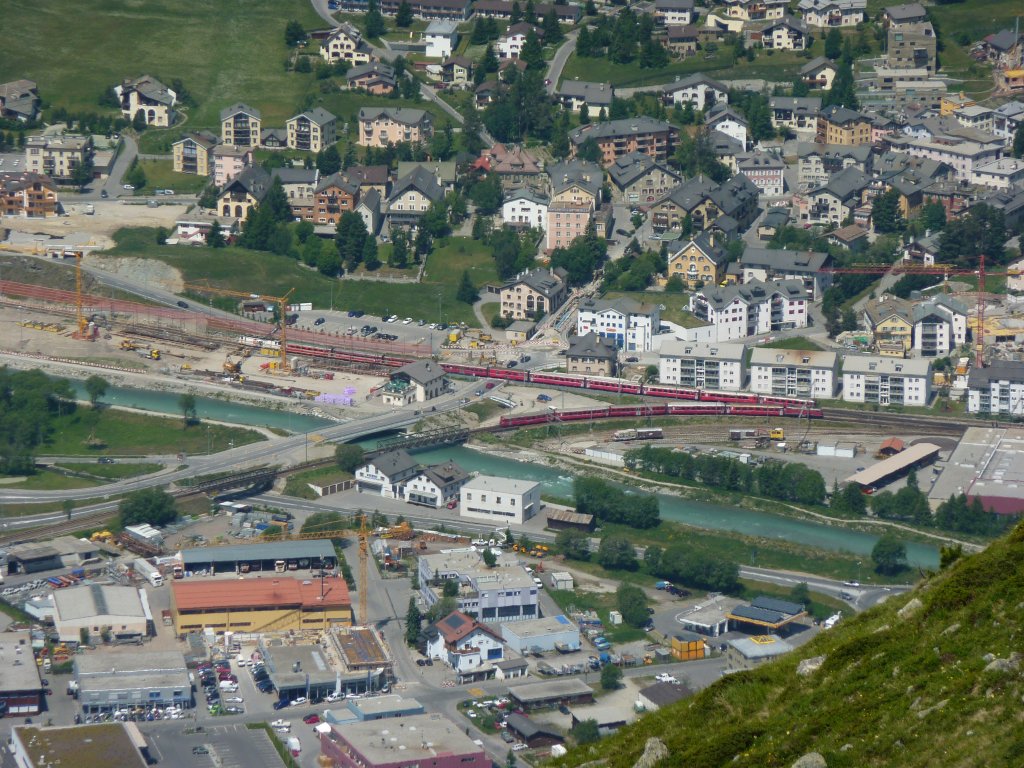Doppelausfahrt aus dem Bahnhof Samedan: Ein RE von Chur nach st. Moritz und ein R von Scoul-Tarasp nach Pontresina. Aufgenommen am 4.7.2010.