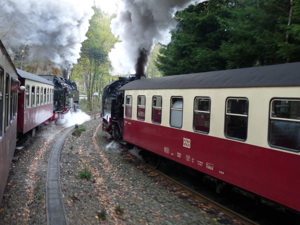 Doppelausfahrt einmal anders: Zug 8920 mit Lok 99-7245 (links) in Richtung Brocken und Zug 8952 mit Lok 99-6001 (rechts)in Richtung Stiege bei der Ausfahrt aus dem Bf. Eisfelder Talmhle (22.10.2010)