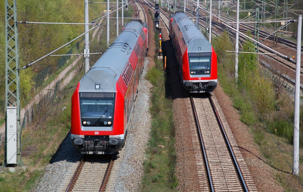 Doppelausfahrt der Regionlbahnen aus Bitterfeld in Holzweissig am 25.04.10. Die RB links fhrt nach Halle(S), die andere nach Leipzig.