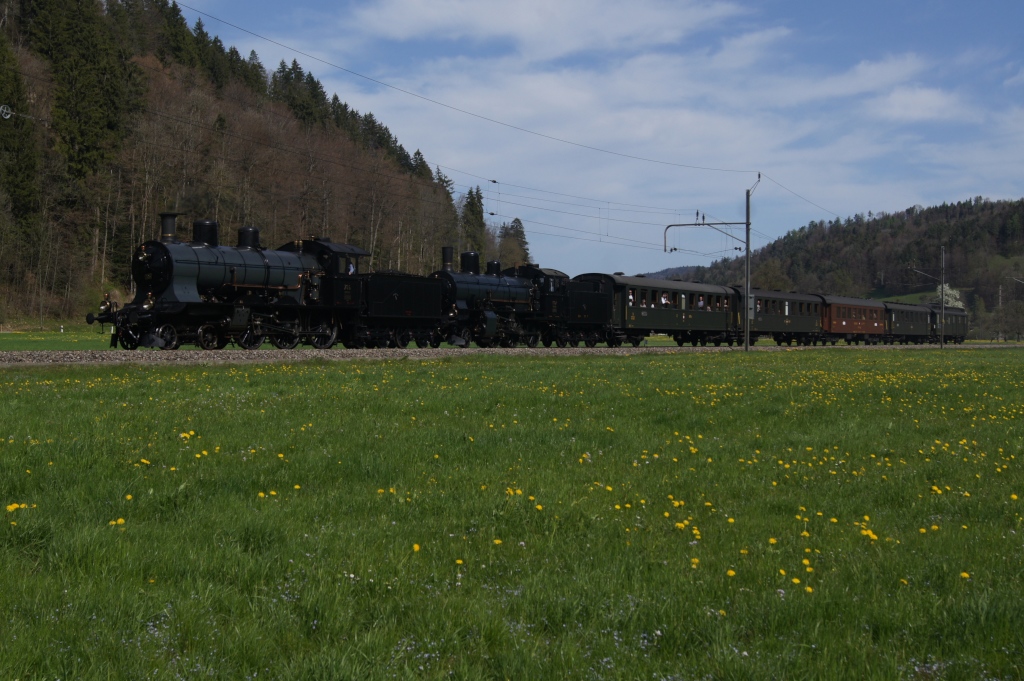  Doppeldampf im Tsstal  lautete das Motto der Fahrt vom 28.4.12. Die beiden Dampfloks A 3/5 705 und B 3/4 1367 zogen den SBB Historic Zug von Zrich via Winterthur nach Bauma. Hier sind die beiden Dampfrsser bei Wila zu sehen.