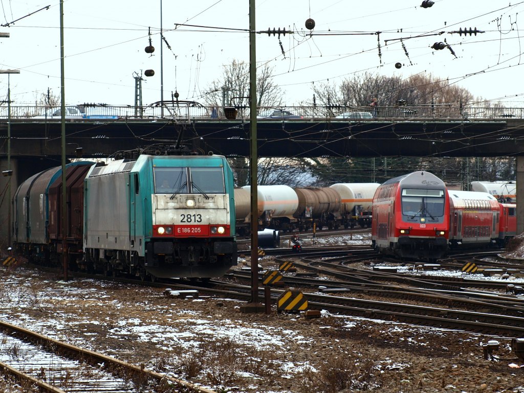 Doppeleinfahrt am 27.10.2010 in Aachen West. Cobra 186 205 kommt mit einem gemischten Gterzug die Montzenroute von Belgien runter, recht im Bild RE4 von Aachen Hbf geschoben von 111 013-9.