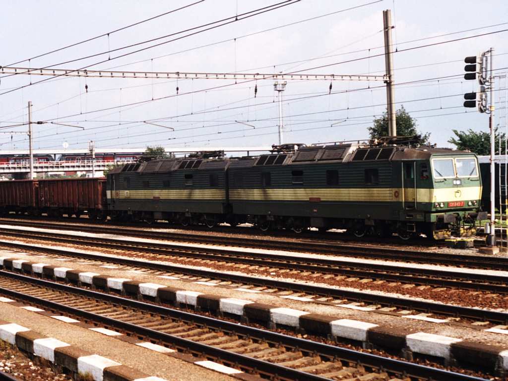 Doppellok 131 045-7 + 131 046-5 auf Bahnhof Poprad Tatry am 2-8-2005. Bild und scan: Date Jan de Vries.