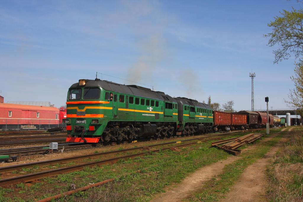 Doppellok 2M62 067 fhrt am 30.4.2012 mit einem schweren Gterzug Richtung Westen
aus dem lettischen Bahnhof Jelgava aus.