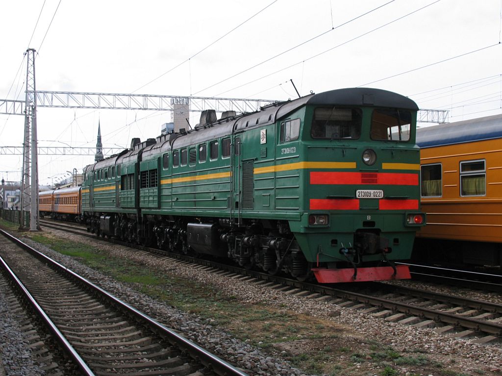 Doppellok 2TЗ10Ч-0221 auf Bahnhof Riga Pasazieru am 1-5-2010.