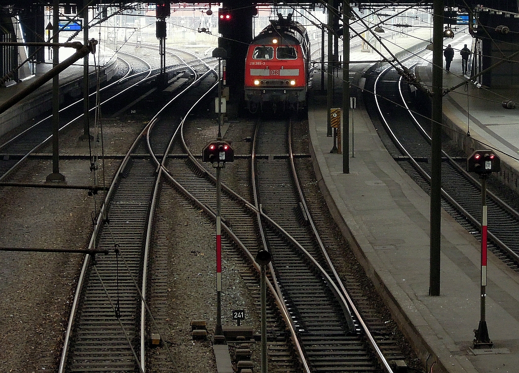Doppelpack: 2 Dieselloks BR 218 beim Rangieren im Hamburger Hauptbahnhof. Februar 2012.