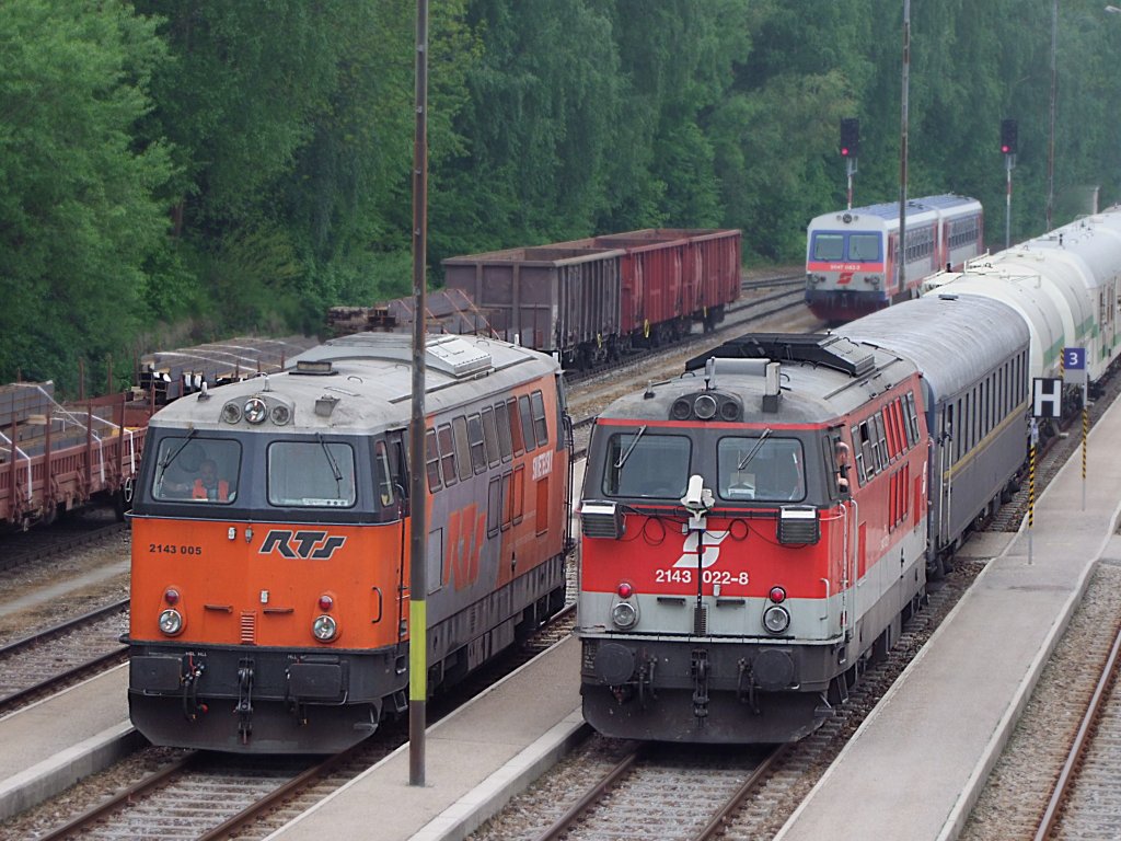  Doppelpack ; 2143 005 von RTS kreuzt am Bhf. Ried i.I. mit 2143 022-8 welche bei SGAG95938(Unkrautspritzzug)als Zugschlu� fungiert. (sogesehen eine Rarit�t, da BR2143 keine typischen Lokleistungen auf dem Rieder-Kreuz sind bzw. waren);100516
