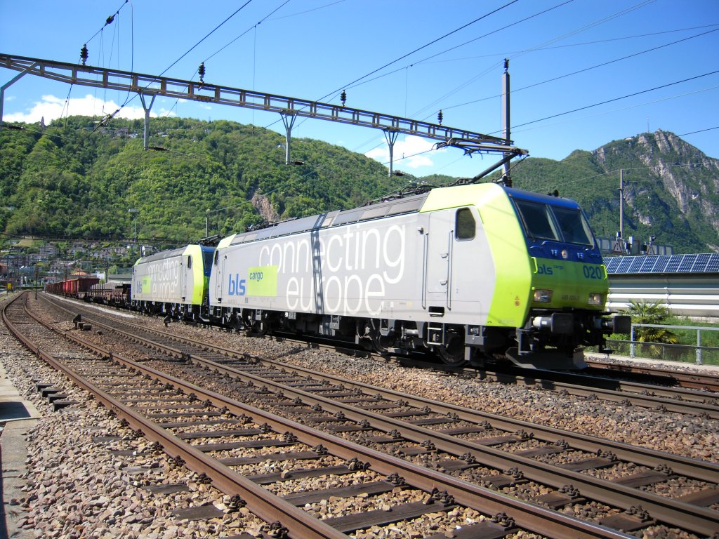 Doppelpack 485er der BLS Cargo fahren in Melide ber den Damm in Richtung Italien