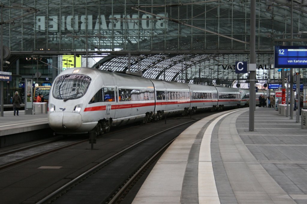 Doppelpack dnischer ICE TD vor der Abfahrt nach Kopenhagen bzw. Ahaus im Berliner Hauptbahnhof.05.02.2011