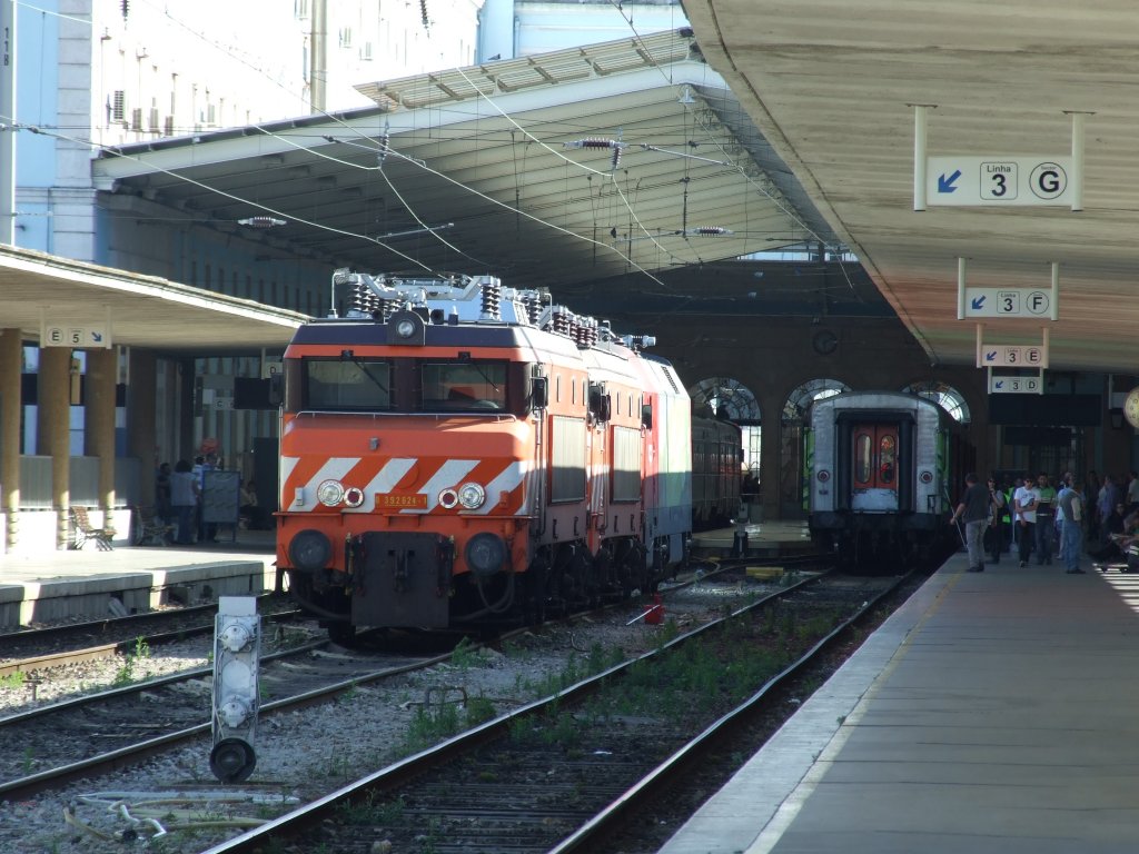 Doppelpack der Loks 2X00 und hinten dran eine LEVL5600 im Vorfeld von  Lissabon Santa Apolonia . Rechts steht ein IC nach Porto bereit.
Lissabon, der 27.5.2010