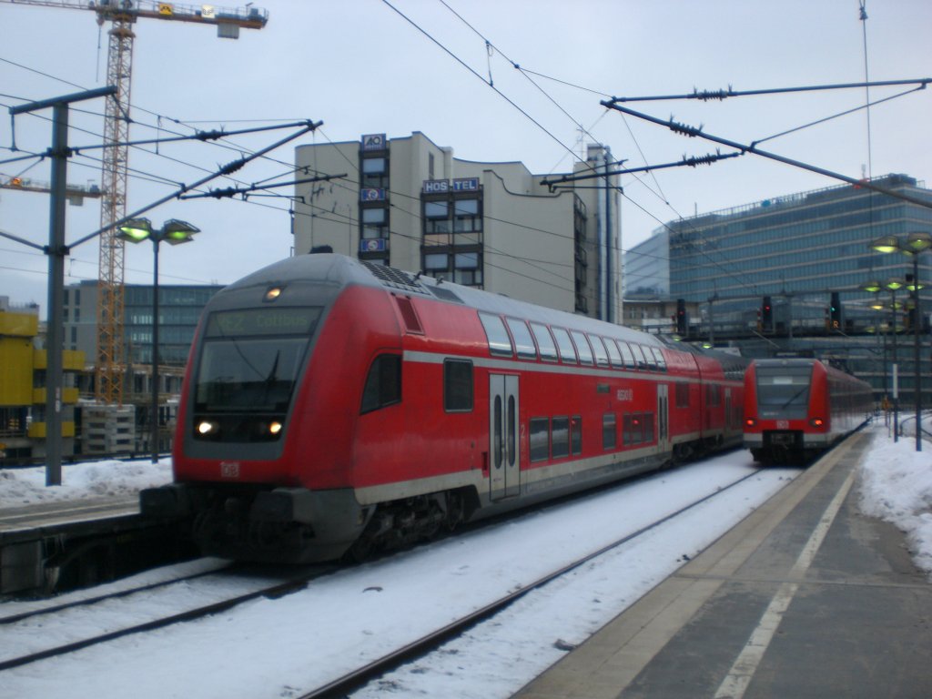 Doppelstock-Steuerwagen (2. Gattung) als RE2 nach Cottbus am Bahnhof Berlin Zoologischer Garten.(1.2.2010)
