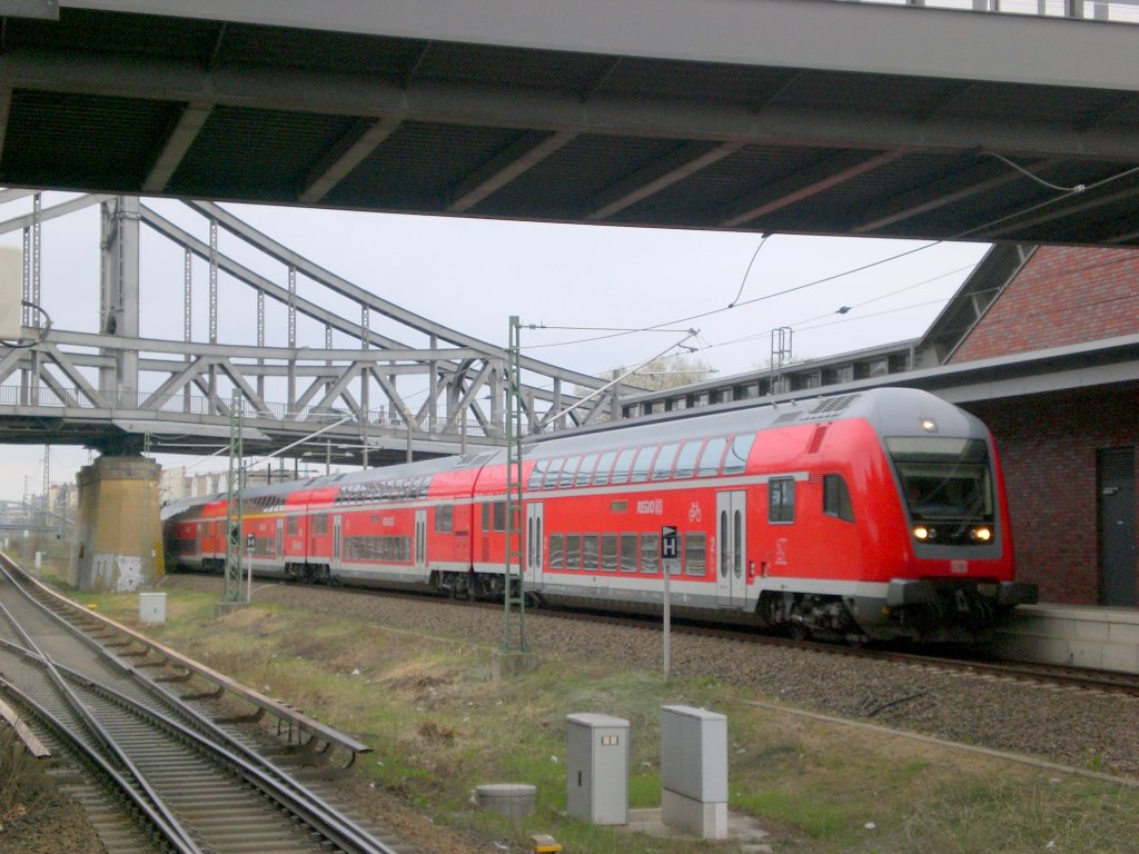 Doppelstock-Steuerwagen (2. Gattung) als RE5 nach Lutherstadt/Wittenberg im Bahnhof Berlin Gesundbrunnen.(11.4.2010)