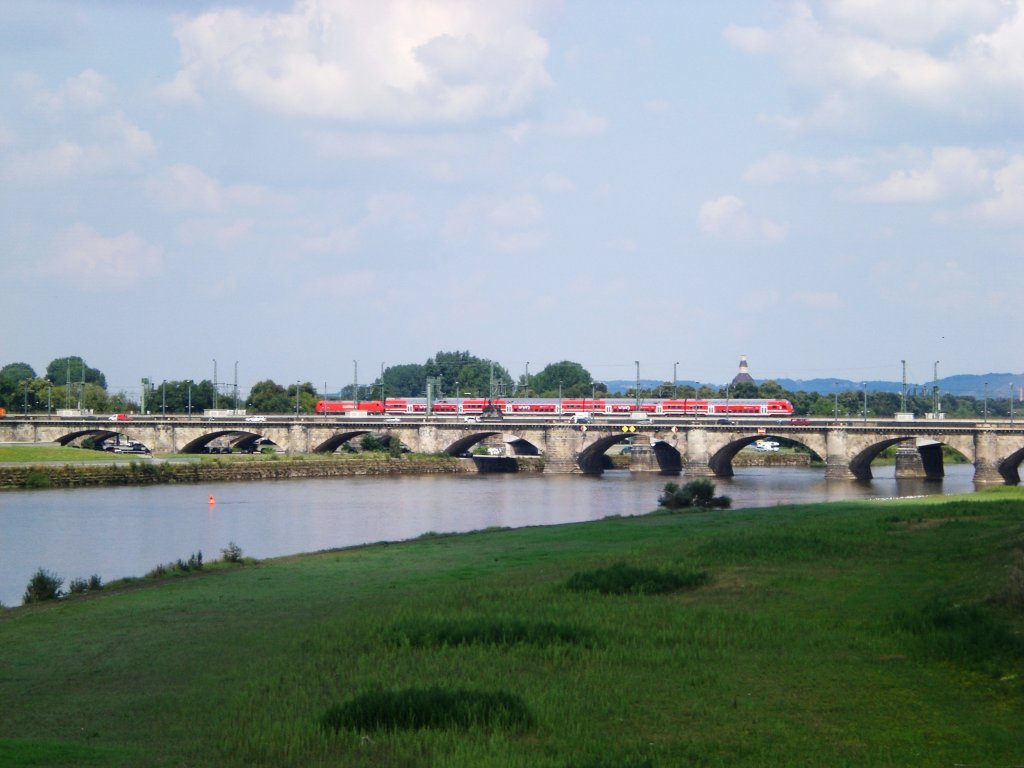Doppelstock-Steuerwagen (2. Gattung) als S1 nach Bad Schandau nahe vom Bahnhof Dresden-Neustadt.(27.7.2011) 
