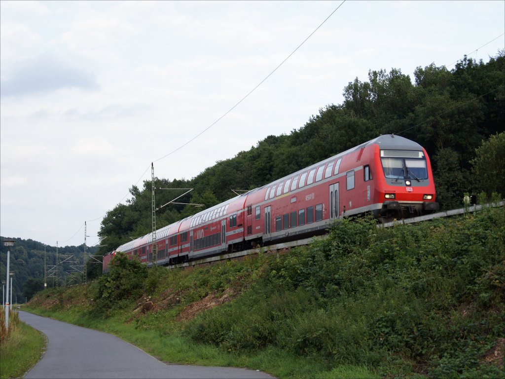 Doppelstock-Steuerwagen der 2. Generation, wie hier am Abend des 26.06.2011 als S-Bahn zwischen Obervogelgesang und Pirna, hat man bisher kaum auf der S1 gesehen, im Sommer 2007 lsten Dostos der dritten Generation die erste ab.