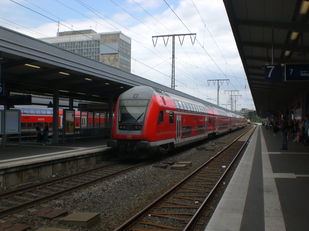 Doppelstock-Steuerwagen (3. Gattung) als RE6 nach Minden(Westfalen) im Hauptbahnhof Essen.(3.7.2012) 

