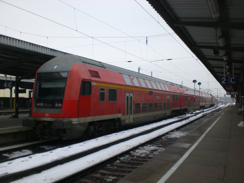 Doppelstock-Steuerwagen (ex DR) als RE nach Rolau(Elbe) im Hauptbahnhof Magdeburg.(18.2.2010)