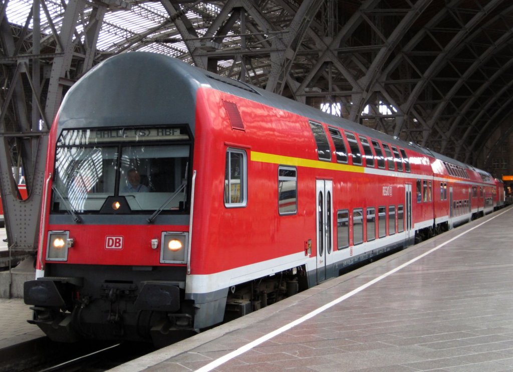 Doppelstock-Steuerwagen im Leipziger Hauptbahnhof als RE nach Halle/Saale. Wagennummer: 50 80 36 - 33 022 - 5 DABbuzfa 760.0. Aufgenommen am 23.08.2011.
