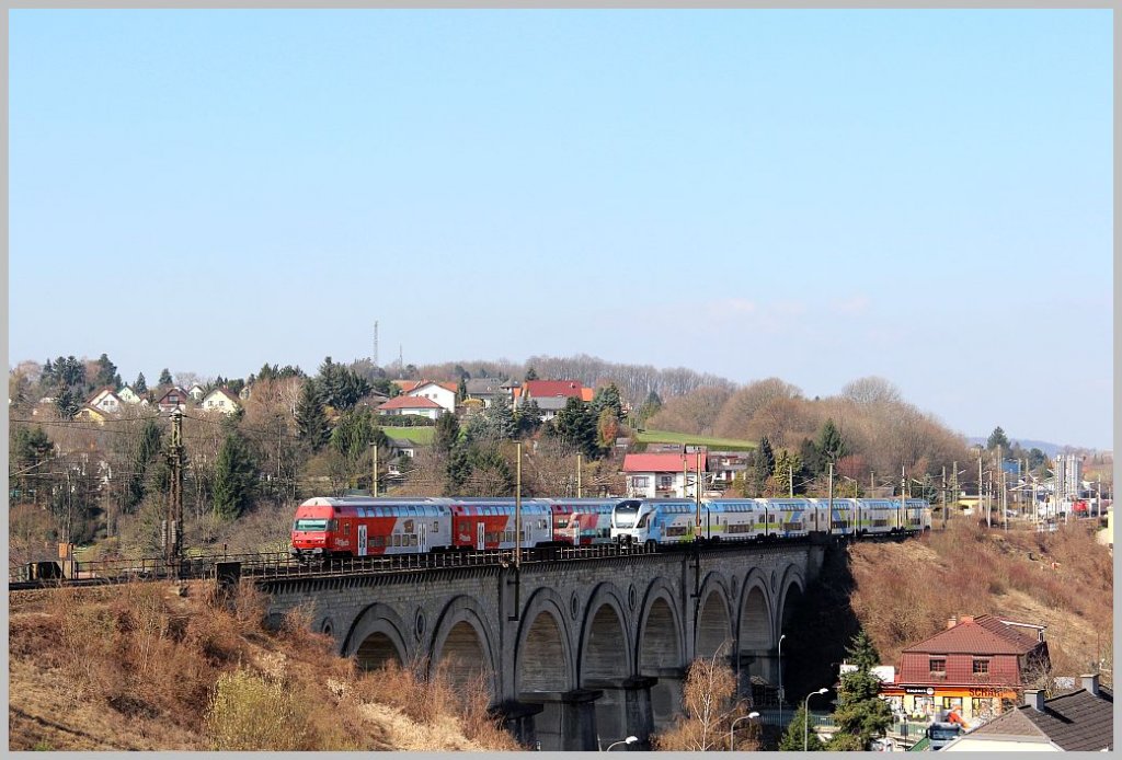 Doppelstock x 2: Begegnung von BB Regional-Express 1621 und WESTbahn Zug 17512 auf dem Neulengbacher Viadukt. 26.3.12