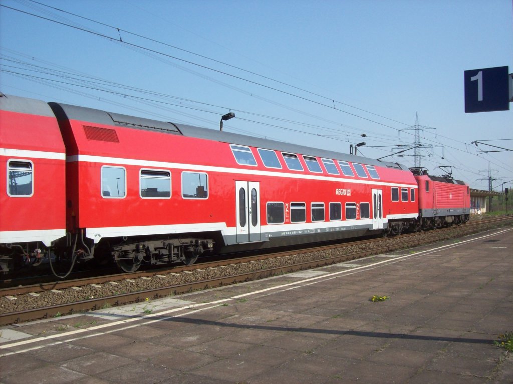 Doppelstock-Zwischenwagen damals noch mit 143 831-6 auf der S2 Borna - Leipzig hier in Bhlen Werke 15.04.2009