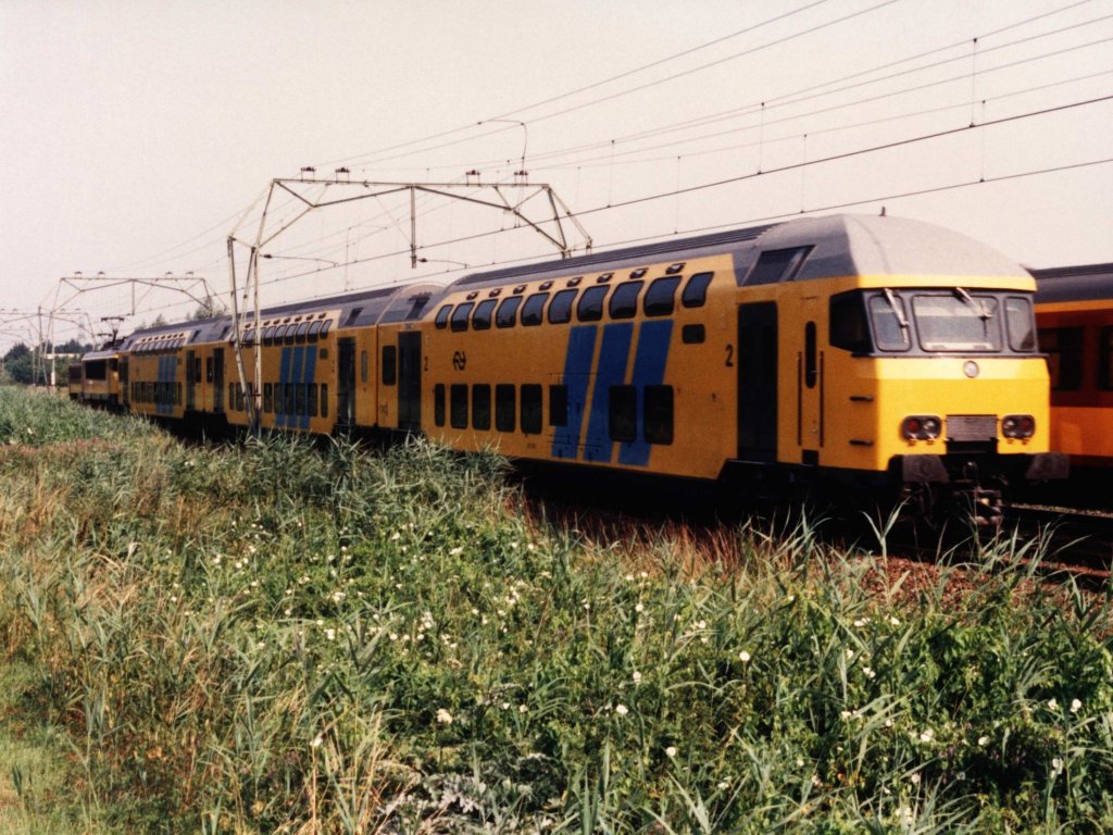 Doppelstocksteuerwagen 7347 und 1701 mit Regionalzug 5439 Amsterdam CS-Breda auf Bahnhof Barendrecht am 15-7-1994. Bild und scan: Date Jan de Vries.