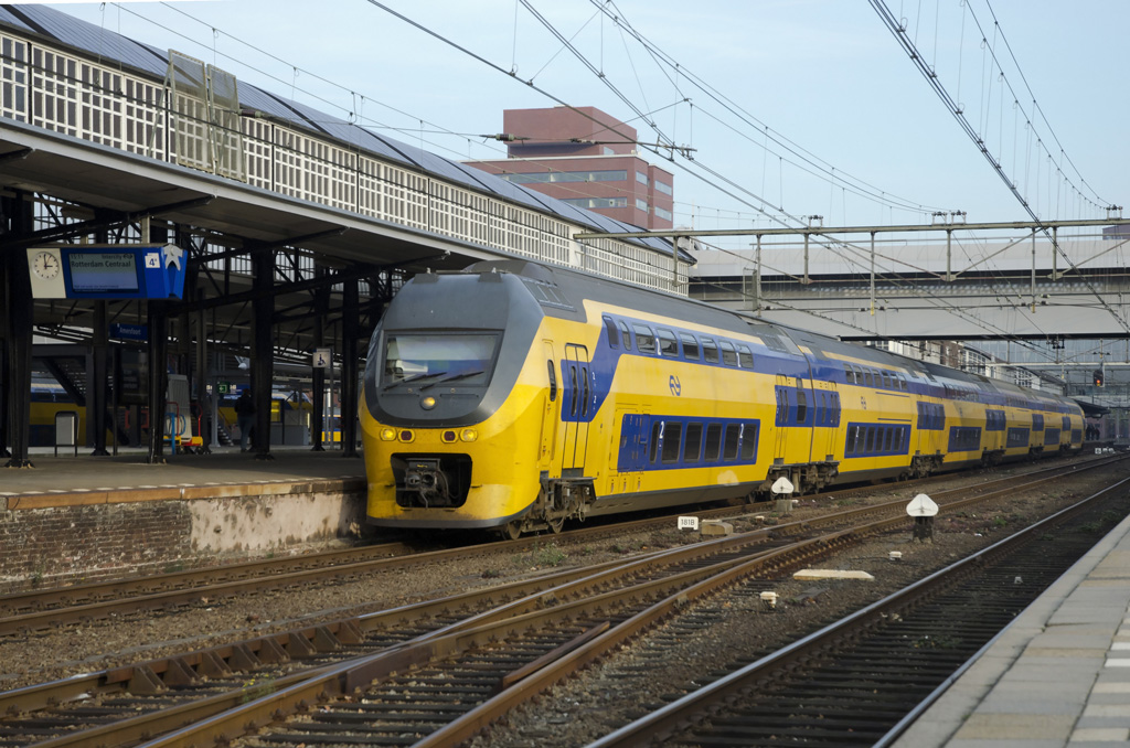 Doppelstocktriebzug des Typs VIRM-6, 12.11.2011, Bhf Amersfoort.