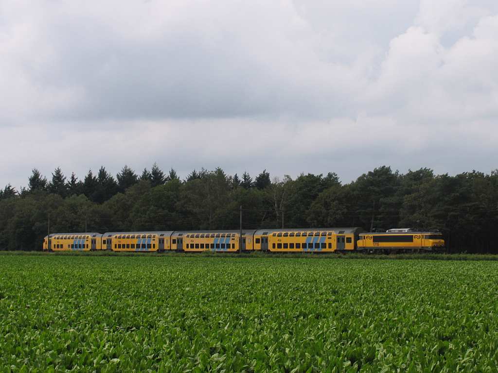 Doppelstockwagen 7435 und die 1715 mit Regionalzug RE 9656 Deurne-Nijmegen bei Deurne am 17-7-2012.

