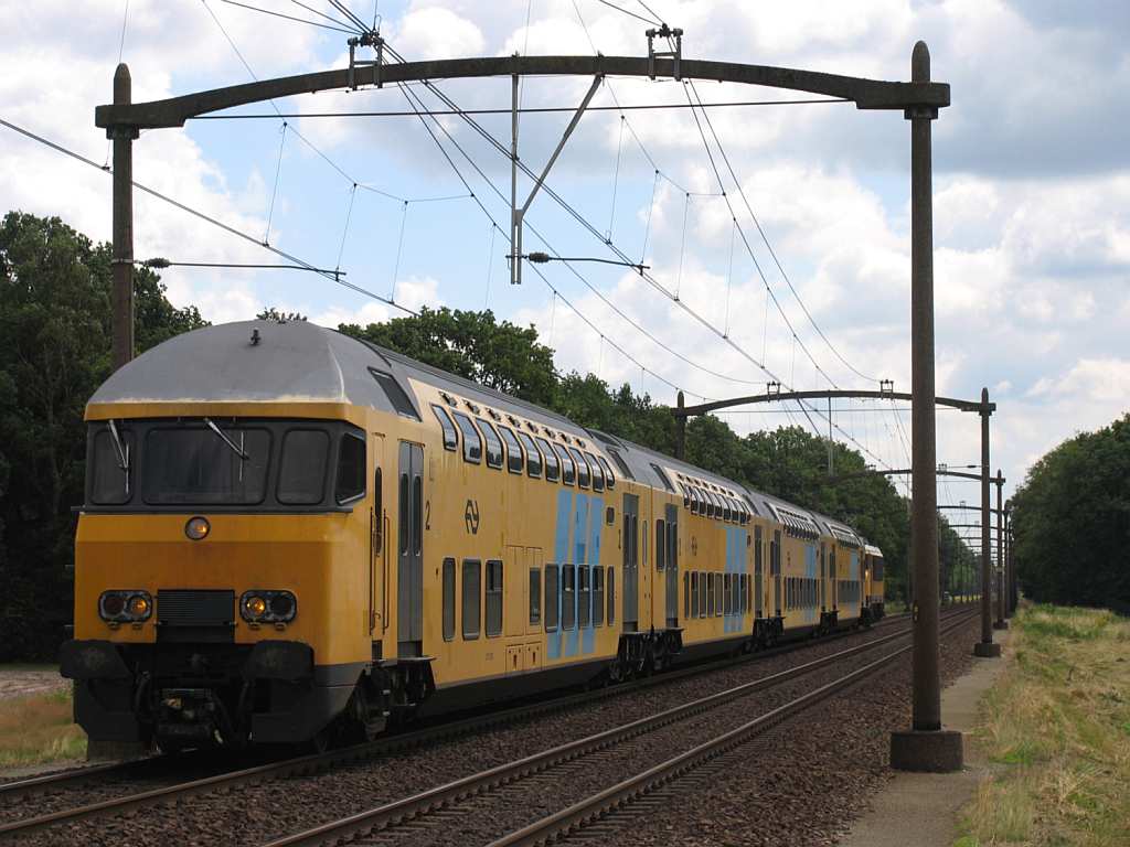 Doppelstockwagen 7435 und die 1715 mit Regionalzug RE 9640 Deurne-Nijmegen bei Vlierden am 19-7-2012.