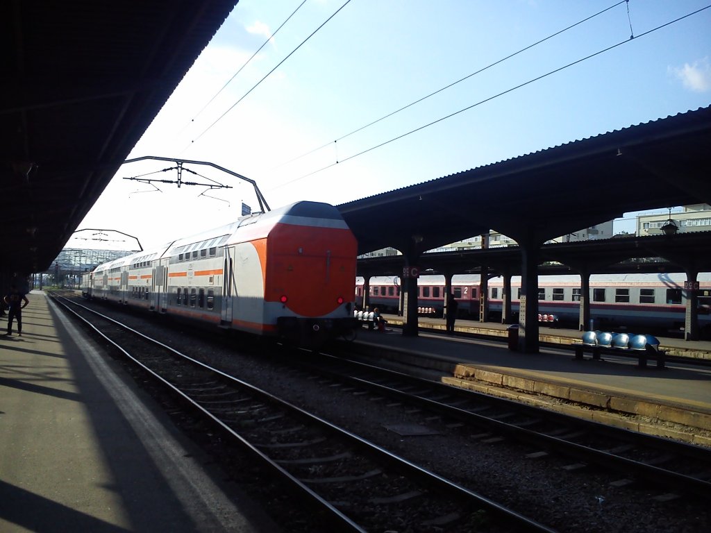 Doppelstockwagen der CFR in neuer Lackierung. Zug fhrt am 02.07.2013 aus dem Bukarester Nordbahnhof nach Ploiesti.