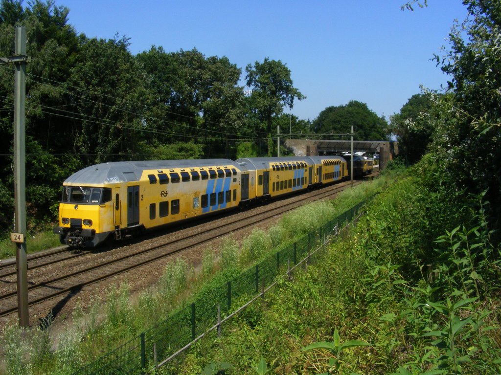 Doppelstockzug als Intercity nach Utrecht CS mit loc 1703 unterfahrt typisches Backsteinviaduckt Bussum-Zuid 23.7.12