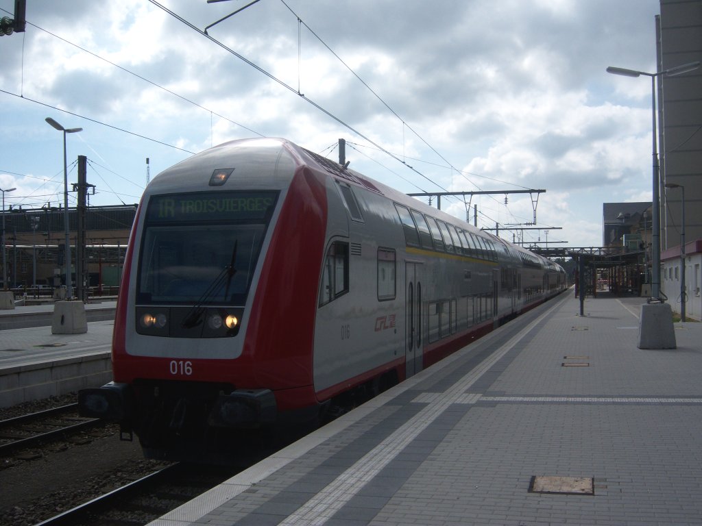 Doppelstockzug der CFL als IR nach Troisvierges steht im Bahnhof Luxembourg (17.04.2009)