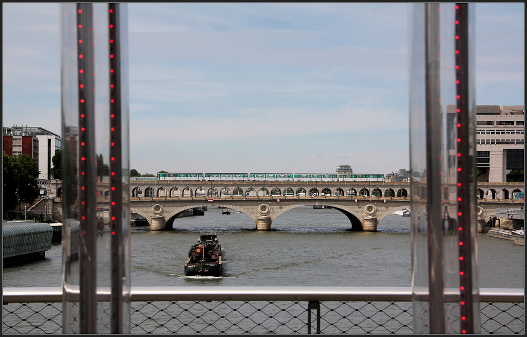 Doppelstöckige Brücke über die Seine - 

Die Metro fährt auf der oberen Ebene über die Pont de Bercy. Dieser Abschnitt der Metrolinie 6 wurde am 01.03.1909 eröffnet. Standpunkt war die Pont Simone de Beauvoir. 

18.07.2012 (M)