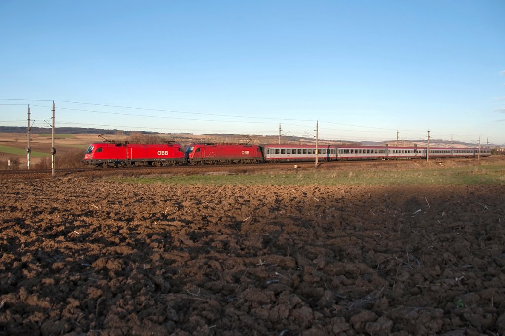 Doppelt hlt besser: 1x16 und 1216 mit OIC 692, am 27.11.2011 zwischen Neulengbach und Ollersbach im letzten Sonnenlicht des Tages.