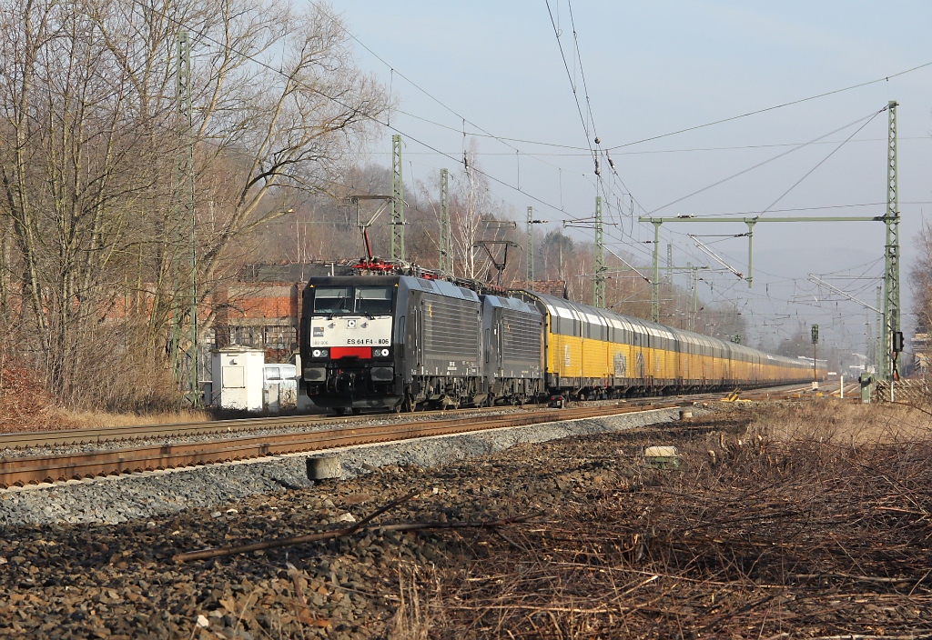 Doppelt zieht besser: 189 806 (ES 64 F4-806) und 189 927 (ES 64 F4-927) in Doppeltraktion vor einem Ganzzug aus geschlossenen ARS Autotransportwagen in Fahrtrichtung Sden. Aufgenommen am 09.03.2012 beim B Eltmannshausen/Oberhone.