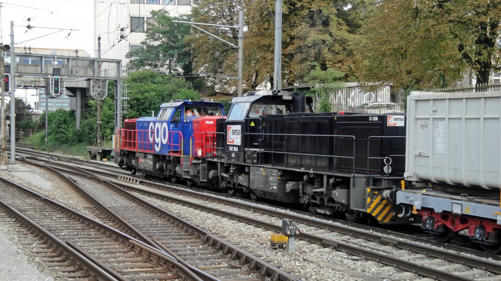 Doppelte Dieselkraft: Die Am 843 070-4 der SBB Cargo und die G 1206 500-1664 der Sersa AG ziehen am 12.08.10 einen schweren GZ durch Basel SBB.