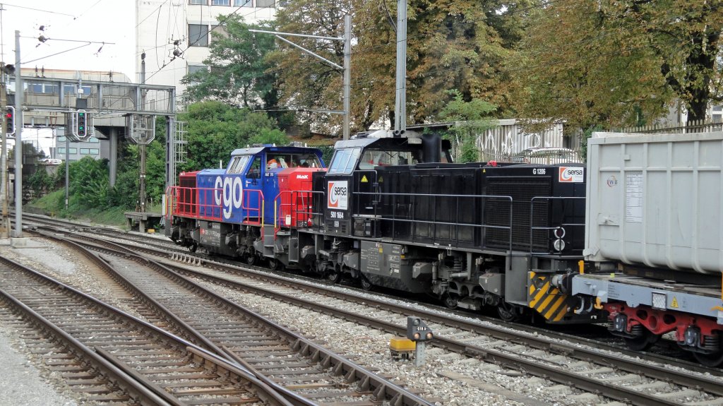 Doppelte Dieselkraft: Die Am 843 070-4 der SBB Cargo und die G 1206 500-1664 der Sersa AG ziehen am 12.08.10 einen schweren GZ durch Basel SBB.