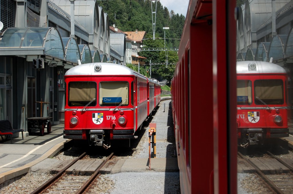  Doppelte Kapazitt . Pendelzug in Richtung Chur, aufgenommen in Thusis am 11.07.2010 aus dem berholendem Schnellzug.