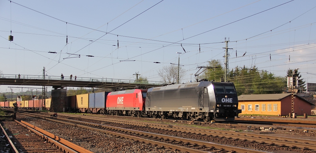 Doppelte OHE Freude: 185 546-9 mit 145 039-1 als Wagenlok und Containerzug in sdlicher Richtung. Aufgenommen am 28.04.2012 in Bebra.